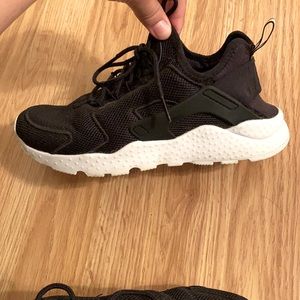 nike air huarache in black & white